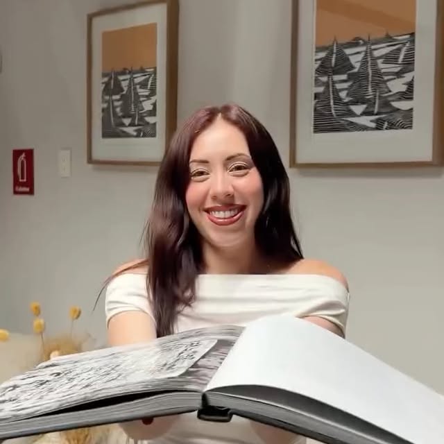 Elementos de trabajo en Grou Co: laptop, café y libreta